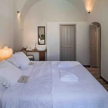 Sandandstone Santorini Мегалохори